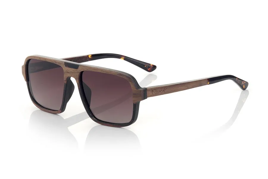 Gafas de Madera Natural de Walnut modelo RALPH. Las gafas de sol RALPH están fabricadas en una combinación de dos maderas muy bellas, Nogal en la parte superior de montura y varillas y Ébano en el inferior de la montura y en el elemento decorativo central superior. Las varillas están terminadas en acetato carey con varilla interna lo que permiten ser ajustadas en caso de ser necesario.  De elegantes formas cuadradas, te encantará el conjunto de  combinación de las maderas junto a su sugerente y 7elegante forma. Medida frontal: 141x48mm | Root Sunglasses® 